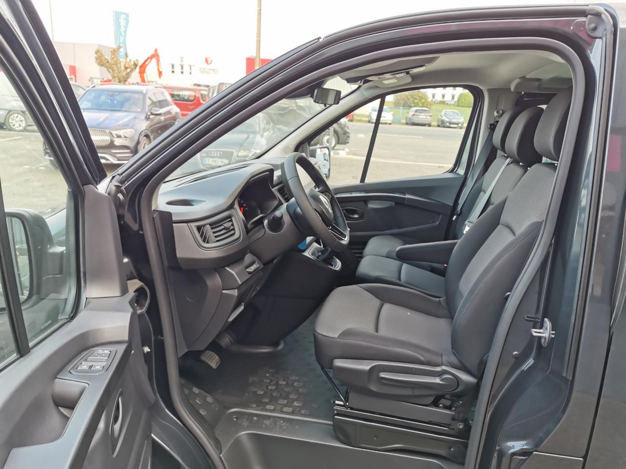 RENAULT Trafic L2 2.0 Energy dCi - 150 - S&S - BVA - 25 III COMBI Combi Grand Evolution L2H1 PHASE 3 - Passenger van: picture 4 RENAULT Trafic L2 2.0 Energy dCi - 150 - S&S - BVA - 25 III COMBI Combi Grand Evolution L2H1 PHASE 3 - Passenger van: picture 4