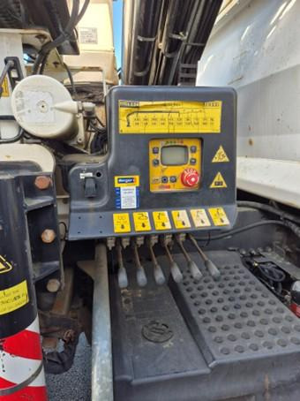 Renault C version K 380 P6x4 Bi-benne Grue FASSI F195 A0.24 - Tipper: picture 5 Renault C version K 380 P6x4 Bi-benne Grue FASSI F195 A0.24 - Tipper: picture 5