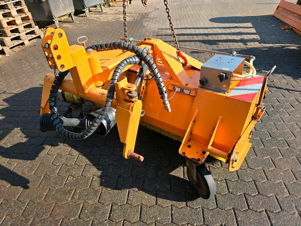 Dücker HDK 160 Kehrmaschine Straßenkehrmaschine Kehrbesen für Multicar Tremo Iseki Kubota - Broom: picture 1 Dücker HDK 160 Kehrmaschine Straßenkehrmaschine Kehrbesen für Multicar Tremo Iseki Kubota - Broom: picture 1