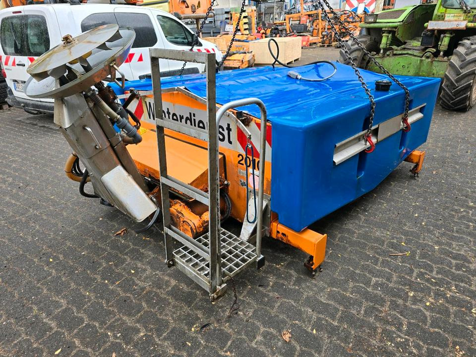Gmeiner STA 2000 C Salzstreuer für Unimog UGN UGE 424 427 405 U300 U 300 400 500 MERCEDES-BENZ 218 219 318 323 423 427 327 430 429 430 435 Salzsilo Streuautomat Winterdienst - Sand/ Salt spreader: picture 1 Gmeiner STA 2000 C Salzstreuer für Unimog UGN UGE 424 427 405 U300 U 300 400 500 MERCEDES-BENZ 218 219 318 323 423 427 327 430 429 430 435 Salzsilo Streuautomat Winterdienst - Sand/ Salt spreader: picture 1
