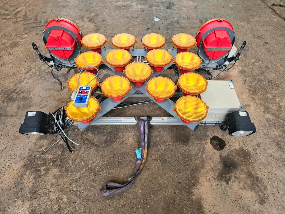 Horizont Blinkpfeinalage für Unimog mit Xenonscheinwerfer Dachträger Nissen Vz616 Funkwarnmeldeanlage passend für UGE UGN U290 U 300 400 500 405 218 219 318 319 423 427 430 527 530 Mercedes-Benz Dach - Lights/ Lighting for Construction machinery: picture 3 Horizont Blinkpfeinalage für Unimog mit Xenonscheinwerfer Dachträger Nissen Vz616 Funkwarnmeldeanlage passend für UGE UGN U290 U 300 400 500 405 218 219 318 319 423 427 430 527 530 Mercedes-Benz Dach - Lights/ Lighting for Construction machinery: picture 3