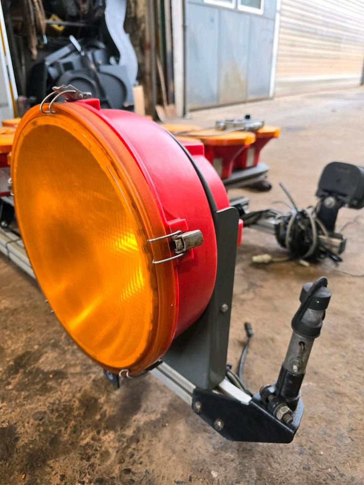 Horizont Blinkpfeinalage für Unimog mit Xenonscheinwerfer Dachträger Nissen Vz616 Funkwarnmeldeanlage passend für UGE UGN U290 U 300 400 500 405 218 219 318 319 423 427 430 527 530 Mercedes-Benz Dach - Lights/ Lighting for Construction machinery: picture 5 Horizont Blinkpfeinalage für Unimog mit Xenonscheinwerfer Dachträger Nissen Vz616 Funkwarnmeldeanlage passend für UGE UGN U290 U 300 400 500 405 218 219 318 319 423 427 430 527 530 Mercedes-Benz Dach - Lights/ Lighting for Construction machinery: picture 5