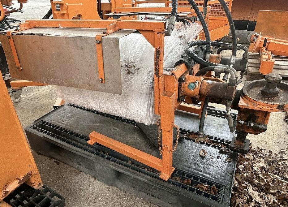 Leitpfostenwaschgerät Fiedler FLW 500 für Mähausleger Böschungsmäher Böschungsmulcher FfM 400 500 600 Leitpfostenwaschmaschine - Broom: picture 3 Leitpfostenwaschgerät Fiedler FLW 500 für Mähausleger Böschungsmäher Böschungsmulcher FfM 400 500 600 Leitpfostenwaschmaschine - Broom: picture 3
