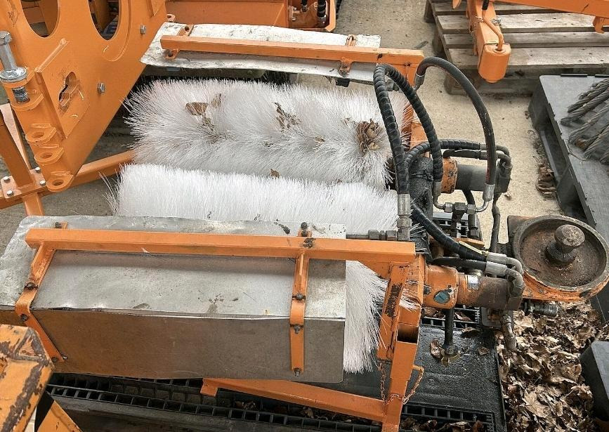 Leitpfostenwaschgerät Fiedler FLW 500 für Mähausleger Böschungsmäher Böschungsmulcher FfM 400 500 600 Leitpfostenwaschmaschine - Broom: picture 2 Leitpfostenwaschgerät Fiedler FLW 500 für Mähausleger Böschungsmäher Böschungsmulcher FfM 400 500 600 Leitpfostenwaschmaschine - Broom: picture 2
