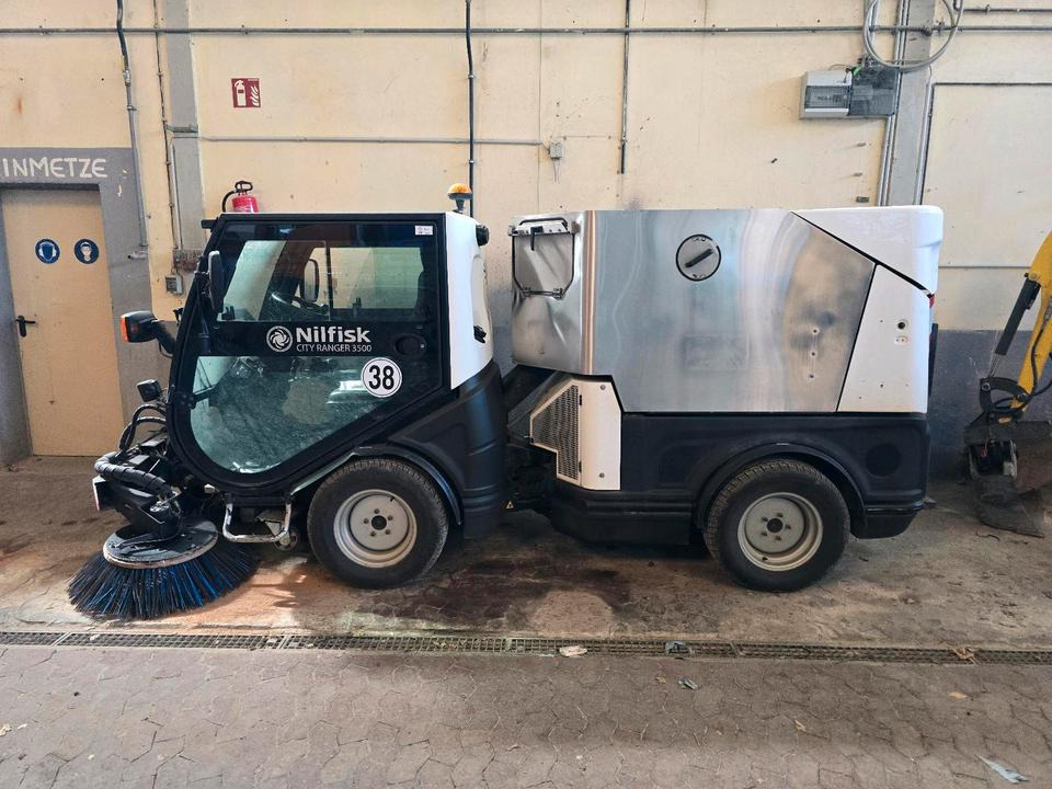 Nilfisk City Ranger 3500 Kehrmaschine Straßenkehrmaschine mit Schmidt Bediendisplay Hako Kehreinheit - Road sweeper: picture 3 Nilfisk City Ranger 3500 Kehrmaschine Straßenkehrmaschine mit Schmidt Bediendisplay Hako Kehreinheit - Road sweeper: picture 3