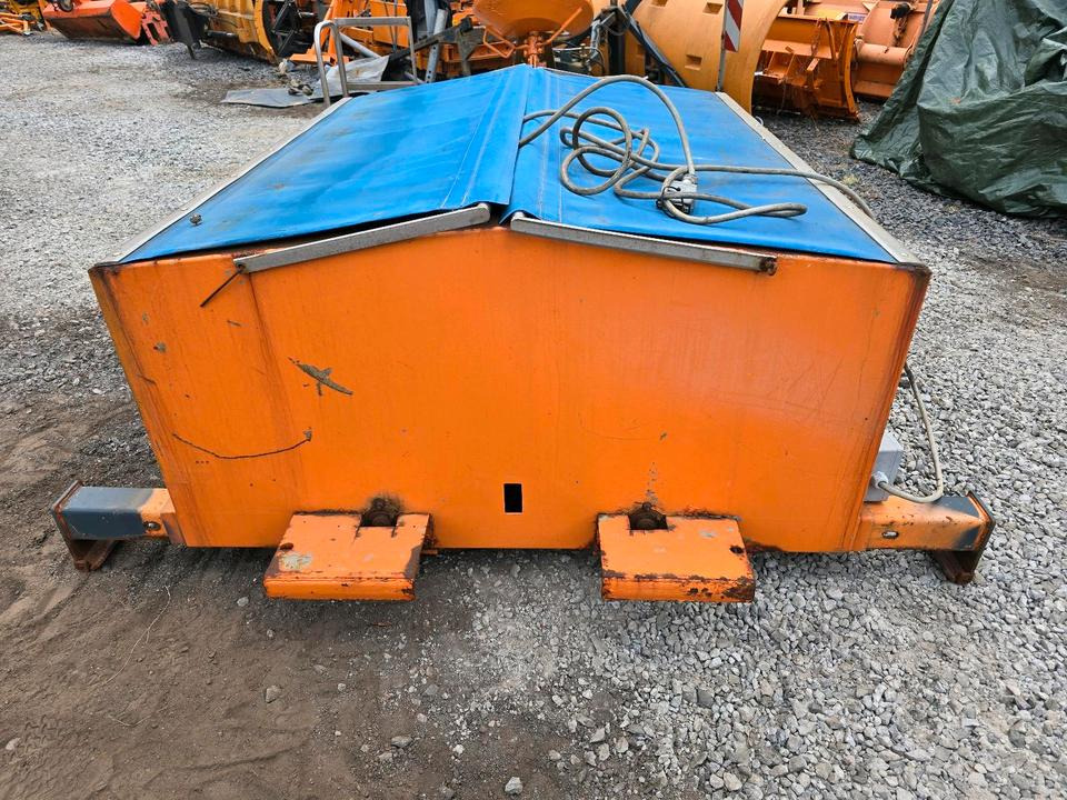 Salzstreuer Gmeiner STA 2000 C für Unimog UGN UGE 424 427 405 U300 U 300 400 500 MERCEDES-BENZ 218 219 318 323 423 427 327 430 429 430 435 Salzsilo Streuautomat Winterdienst - Sand/ Salt spreader: picture 5 Salzstreuer Gmeiner STA 2000 C für Unimog UGN UGE 424 427 405 U300 U 300 400 500 MERCEDES-BENZ 218 219 318 323 423 427 327 430 429 430 435 Salzsilo Streuautomat Winterdienst - Sand/ Salt spreader: picture 5