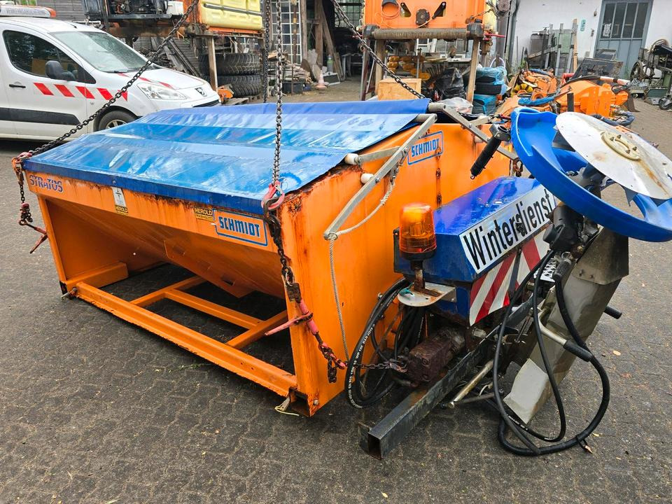 Salzstreuer Stratos F25K-19 für Unimog UGN UGE 424 427 405 U300 U 300 400 500 MERCEDES-BENZ 218 219 318 323 423 427 327 430 429 430 435 Salzsilo Streuautomat Winterdienst - Sand/ Salt spreader: picture 1 Salzstreuer Stratos F25K-19 für Unimog UGN UGE 424 427 405 U300 U 300 400 500 MERCEDES-BENZ 218 219 318 323 423 427 327 430 429 430 435 Salzsilo Streuautomat Winterdienst - Sand/ Salt spreader: picture 1