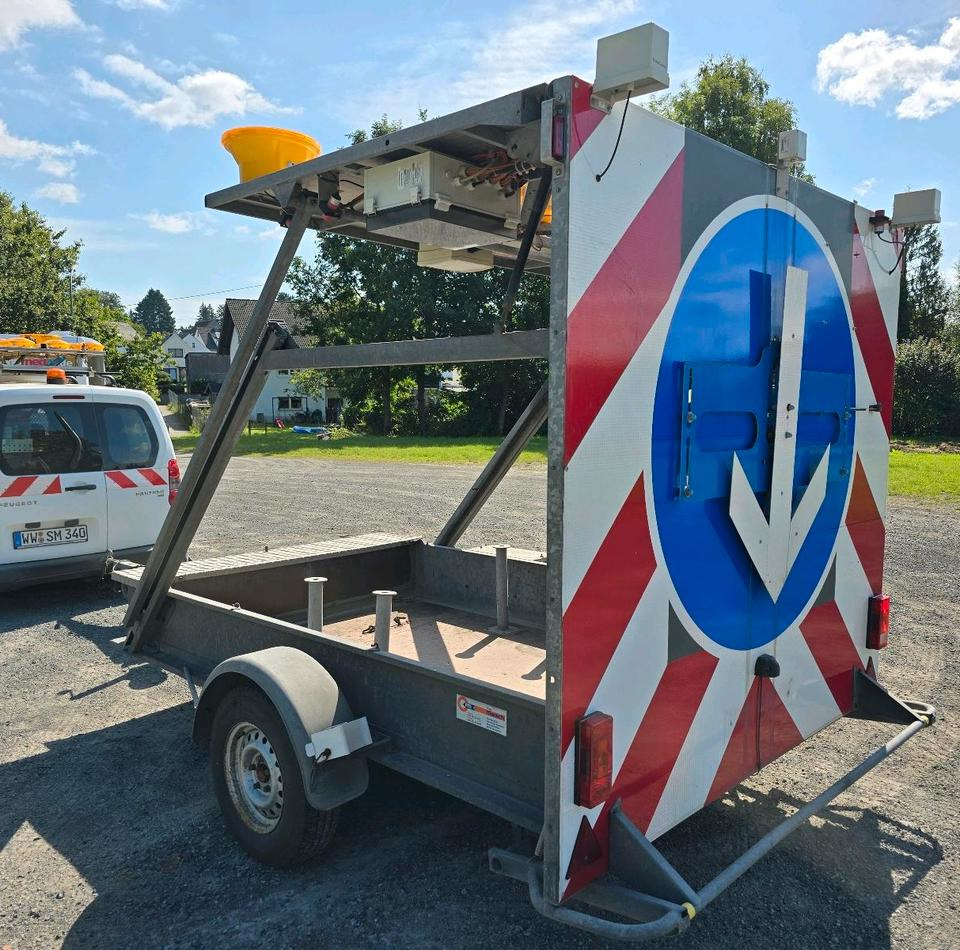 Nissen LED Absperrtafel DORA GPS FAT VZ-616 Fahrbare Absperrtafel Sperrwand Verkehrsleittafel Verkehrssicherungsanhänger Verkehrsleitanhänger Trebbiner Horizont - Trailer: picture 4 Nissen LED Absperrtafel DORA GPS FAT VZ-616 Fahrbare Absperrtafel Sperrwand Verkehrsleittafel Verkehrssicherungsanhänger Verkehrsleitanhänger Trebbiner Horizont - Trailer: picture 4