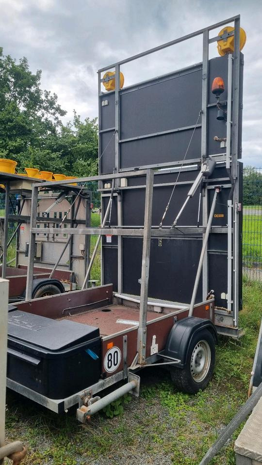 Nissen VLT 3-Farbig Rot-Weiß / Rot-Weiß-Orange Vorwarntafel Verkehrsleittafel Verkehrsleitanhänger Verkehrssicherungsanhänger Absperrtafel Sperrwand Sperrtafel Verkehrssicherung - Trailer: picture 3 Nissen VLT 3-Farbig Rot-Weiß / Rot-Weiß-Orange Vorwarntafel Verkehrsleittafel Verkehrsleitanhänger Verkehrssicherungsanhänger Absperrtafel Sperrwand Sperrtafel Verkehrssicherung - Trailer: picture 3