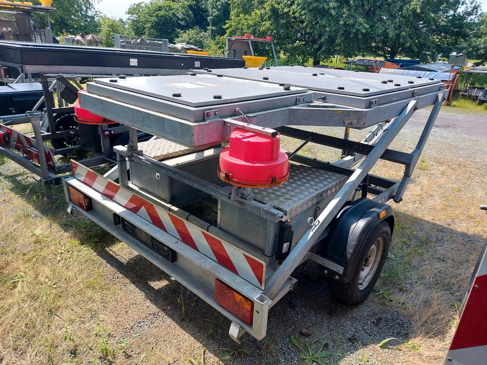 Trebbiner Horizont VWT E VLT Verkehrsleittafel Leittafel Sicherungsanhänger Verkehrsleitanhänger Verkehrssicherungsanhänger Absperrtafel Sperrwand Nissen Verkehrssicherung Vorwarner Vorwarntafel - Construction equipment: picture 3 Trebbiner Horizont VWT E VLT Verkehrsleittafel Leittafel Sicherungsanhänger Verkehrsleitanhänger Verkehrssicherungsanhänger Absperrtafel Sperrwand Nissen Verkehrssicherung Vorwarner Vorwarntafel - Construction equipment: picture 3