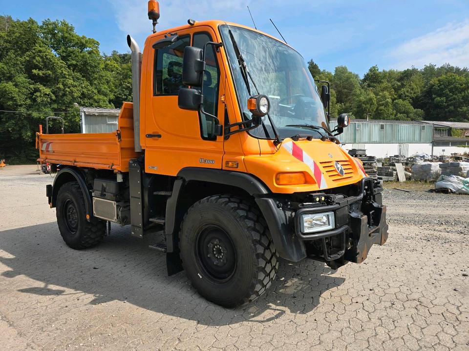 Unimog 405/10 U300 Bluetec 4 Automatik EAS Mercedes-Benz U 300 UGE UGN mit Kipperpritsche - Snow removal vehicle: picture 3 Unimog 405/10 U300 Bluetec 4 Automatik EAS Mercedes-Benz U 300 UGE UGN mit Kipperpritsche - Snow removal vehicle: picture 3