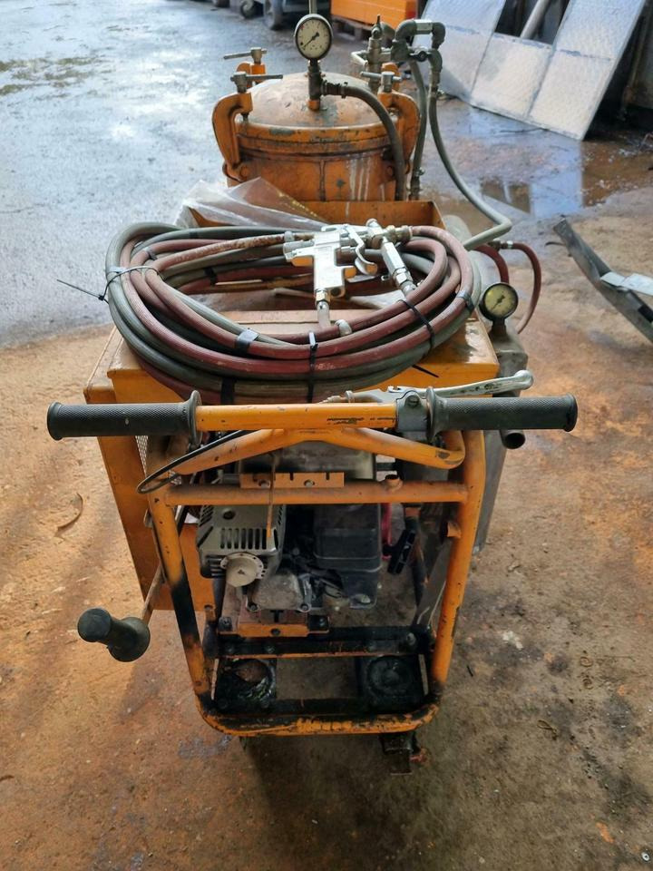 Zindel City Markierungsmaschine Strassenmarkierumg - Asphalt machine: picture 2 Zindel City Markierungsmaschine Strassenmarkierumg - Asphalt machine: picture 2