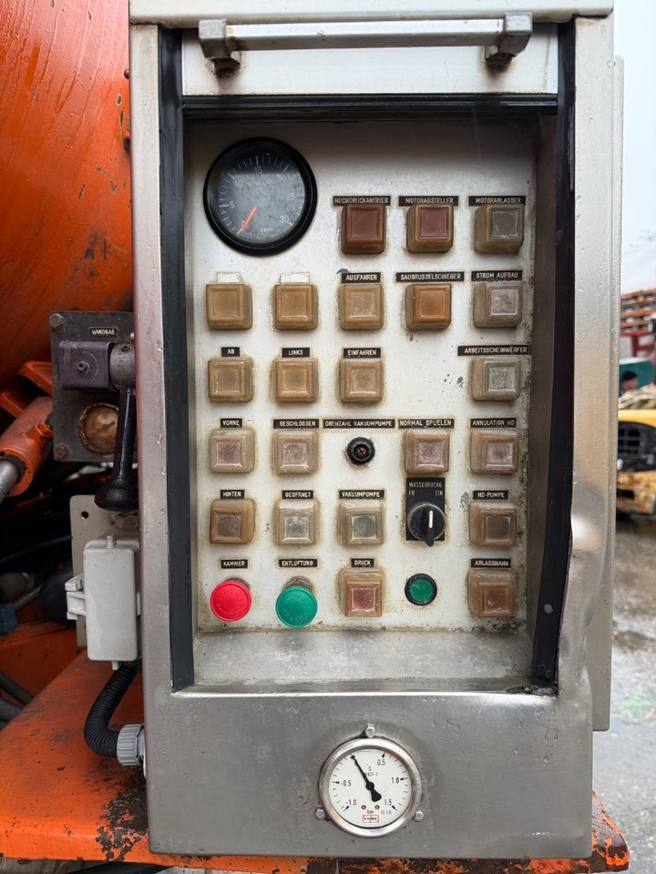 MAN 32.402 VF 8x4 - Vacuum truck: picture 4 MAN 32.402 VF 8x4 - Vacuum truck: picture 4