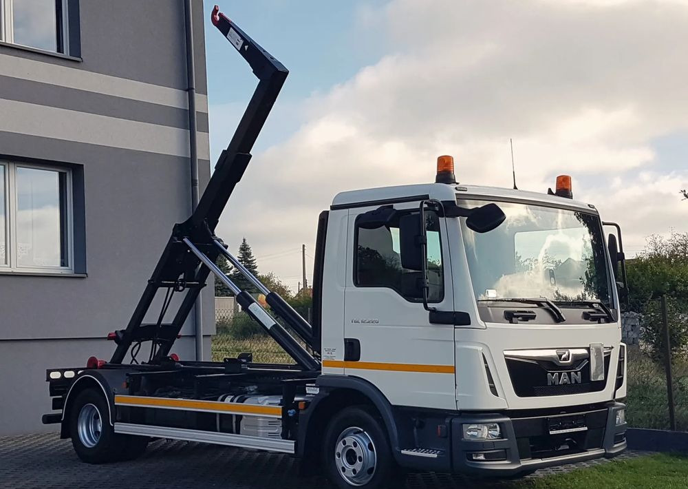MAN TGL 12.220 HAKOWIEC 4x2 KLIMA - Hook lift truck: picture 1 MAN TGL 12.220 HAKOWIEC 4x2 KLIMA - Hook lift truck: picture 1