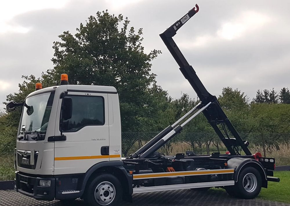MAN TGL 12.220 HAKOWIEC 4x2 KLIMA - Hook lift truck: picture 2 MAN TGL 12.220 HAKOWIEC 4x2 KLIMA - Hook lift truck: picture 2