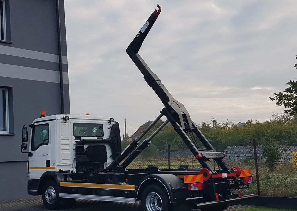 MAN TGL 12.220 HAKOWIEC 4x2 KLIMA - Hook lift truck: picture 3 MAN TGL 12.220 HAKOWIEC 4x2 KLIMA - Hook lift truck: picture 3