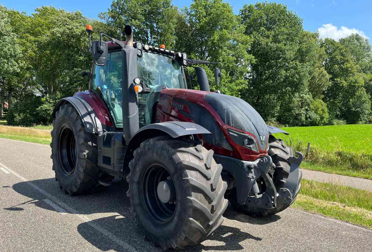 Valtra T234 Direct Tractoren - Farm tractor: picture 1 Valtra T234 Direct Tractoren - Farm tractor: picture 1