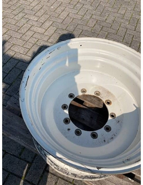 Valtra 15x30 velgen 10 gaats - Wheels and tires for Agricultural machinery: picture 5 Valtra 15x30 velgen 10 gaats - Wheels and tires for Agricultural machinery: picture 5