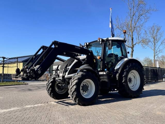 Valtra N104 Hitech5 met voorlader 4700 uur! - Farm tractor: picture 3 Valtra N104 Hitech5 met voorlader 4700 uur! - Farm tractor: picture 3