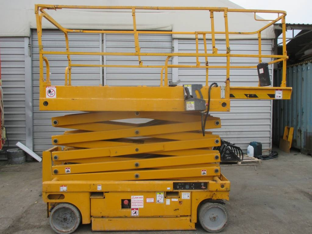 Haulotte Compact 12  - Scissor lift: picture 1 Haulotte Compact 12  - Scissor lift: picture 1