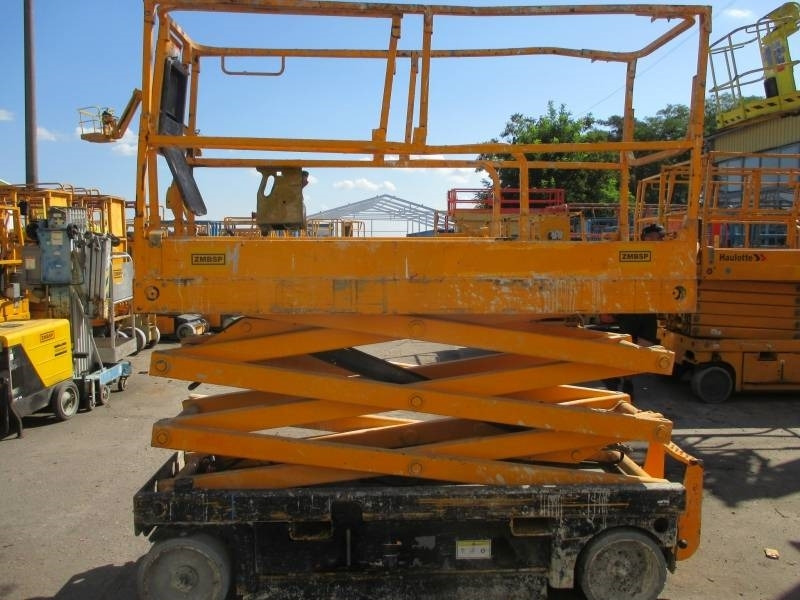 Haulotte Compact 8 - Scissor lift: picture 3 Haulotte Compact 8 - Scissor lift: picture 3
