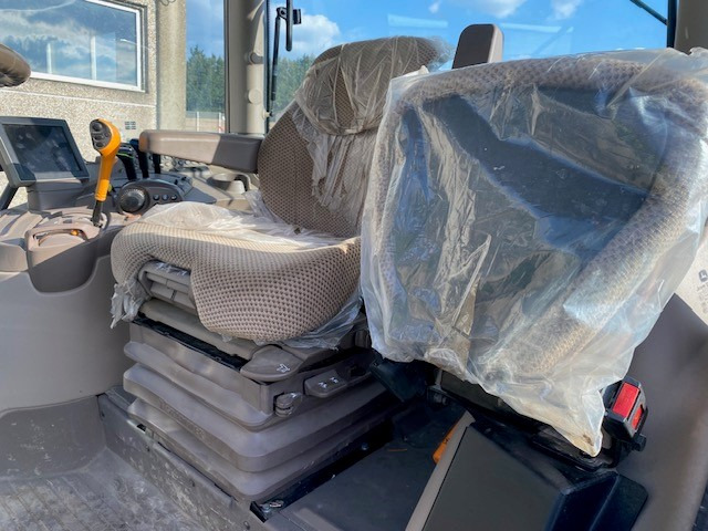 Farm tractor JOHN DEERE 6130R: picture 10 Farm tractor JOHN DEERE 6130R: picture 10