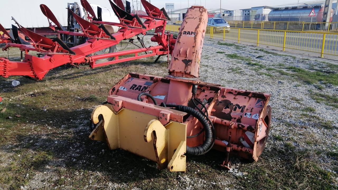 Freza zapada/Snow blower Assaloni pentru Buldoexcavator/Bobcat/Incatcator frontal - Snow blower: picture 5 Freza zapada/Snow blower Assaloni pentru Buldoexcavator/Bobcat/Incatcator frontal - Snow blower: picture 5