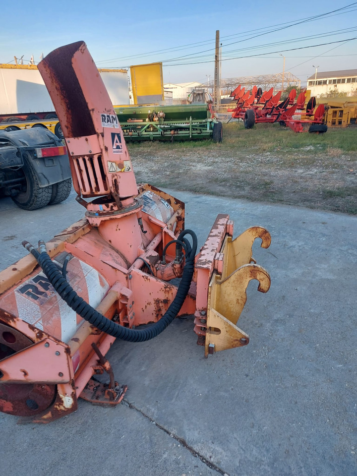 Freza zapada/Snow blower Assaloni pentru Buldoexcavator/Bobcat/Incatcator frontal - Other machinery: picture 2 Freza zapada/Snow blower Assaloni pentru Buldoexcavator/Bobcat/Incatcator frontal - Other machinery: picture 2