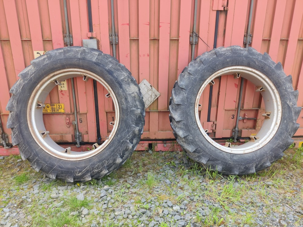 Traktorin renkaat 13.6x36 vannekehillä - Agricultural machinery: picture 1 Traktorin renkaat 13.6x36 vannekehillä - Agricultural machinery: picture 1
