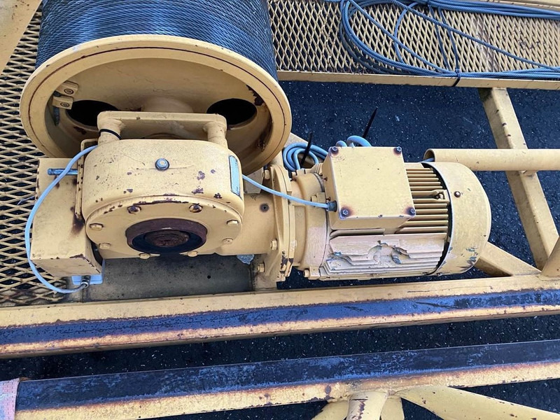 Liebherr 112EC-H8/120 1993yom x2 units - Tower crane: picture 2 Liebherr 112EC-H8/120 1993yom x2 units - Tower crane: picture 2