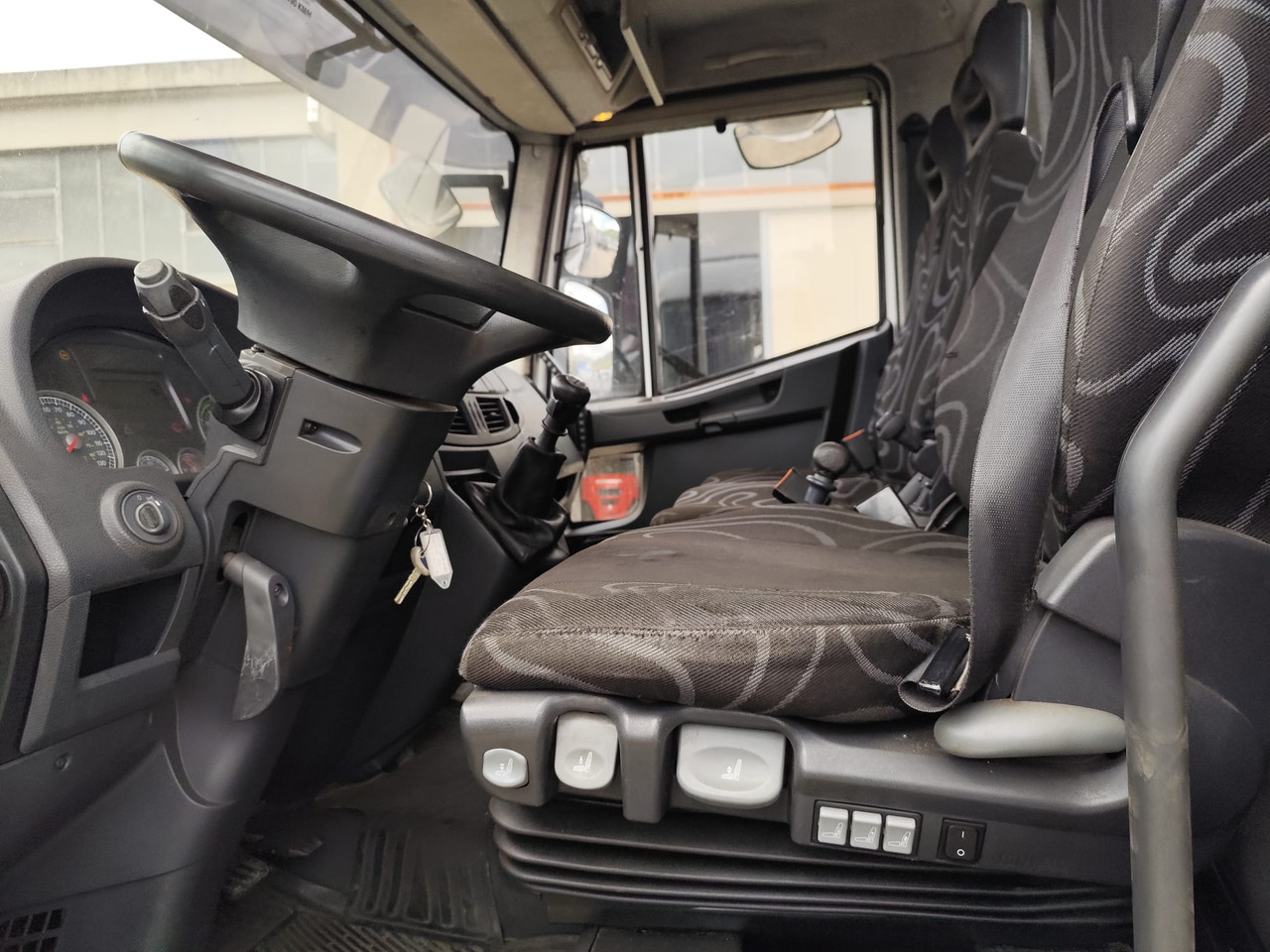 Crane truck, Tipper IVECO EUROCARGO 120E28: picture 10 Crane truck, Tipper IVECO EUROCARGO 120E28: picture 10