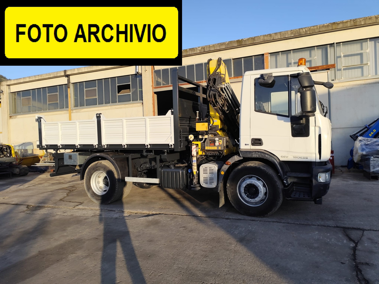 IVECO EUROCARGO 180E30 - Tipper, Crane truck: picture 3 IVECO EUROCARGO 180E30 - Tipper, Crane truck: picture 3