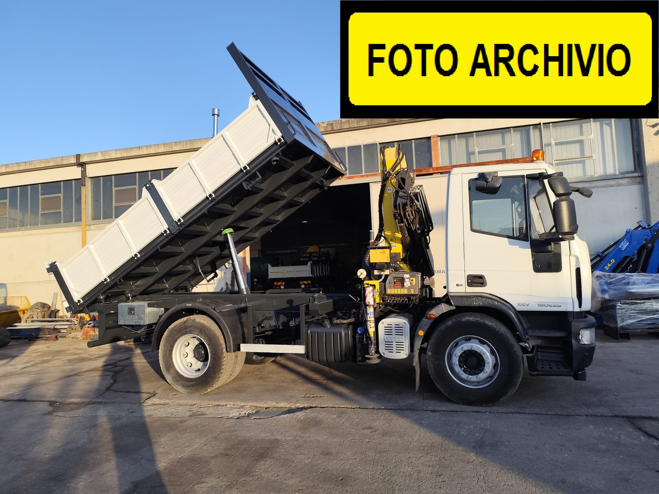 IVECO EUROCARGO 180E30 - Tipper, Crane truck: picture 4 IVECO EUROCARGO 180E30 - Tipper, Crane truck: picture 4