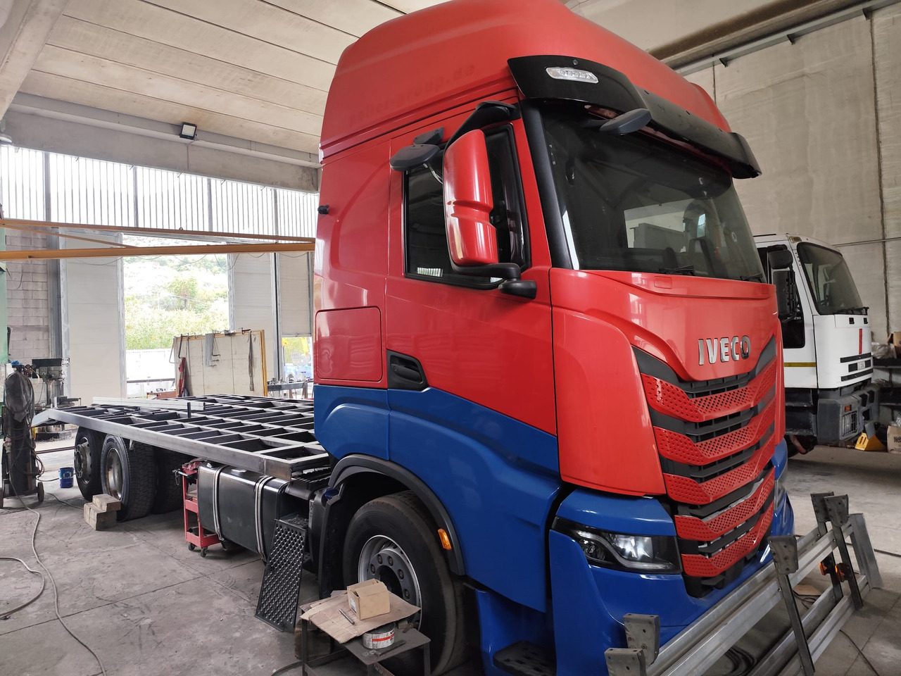 IVECO S-WAY AS260S48 Y - Dropside/ Flatbed truck: picture 1 IVECO S-WAY AS260S48 Y - Dropside/ Flatbed truck: picture 1