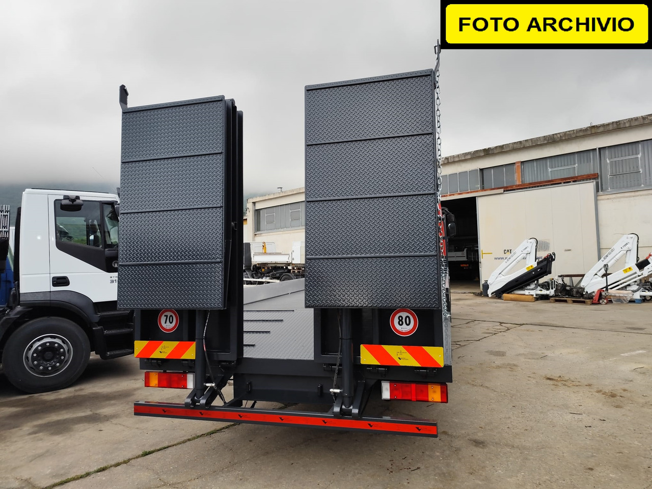 IVECO STRALIS 320S50 - Dropside/ Flatbed truck: picture 2 IVECO STRALIS 320S50 - Dropside/ Flatbed truck: picture 2