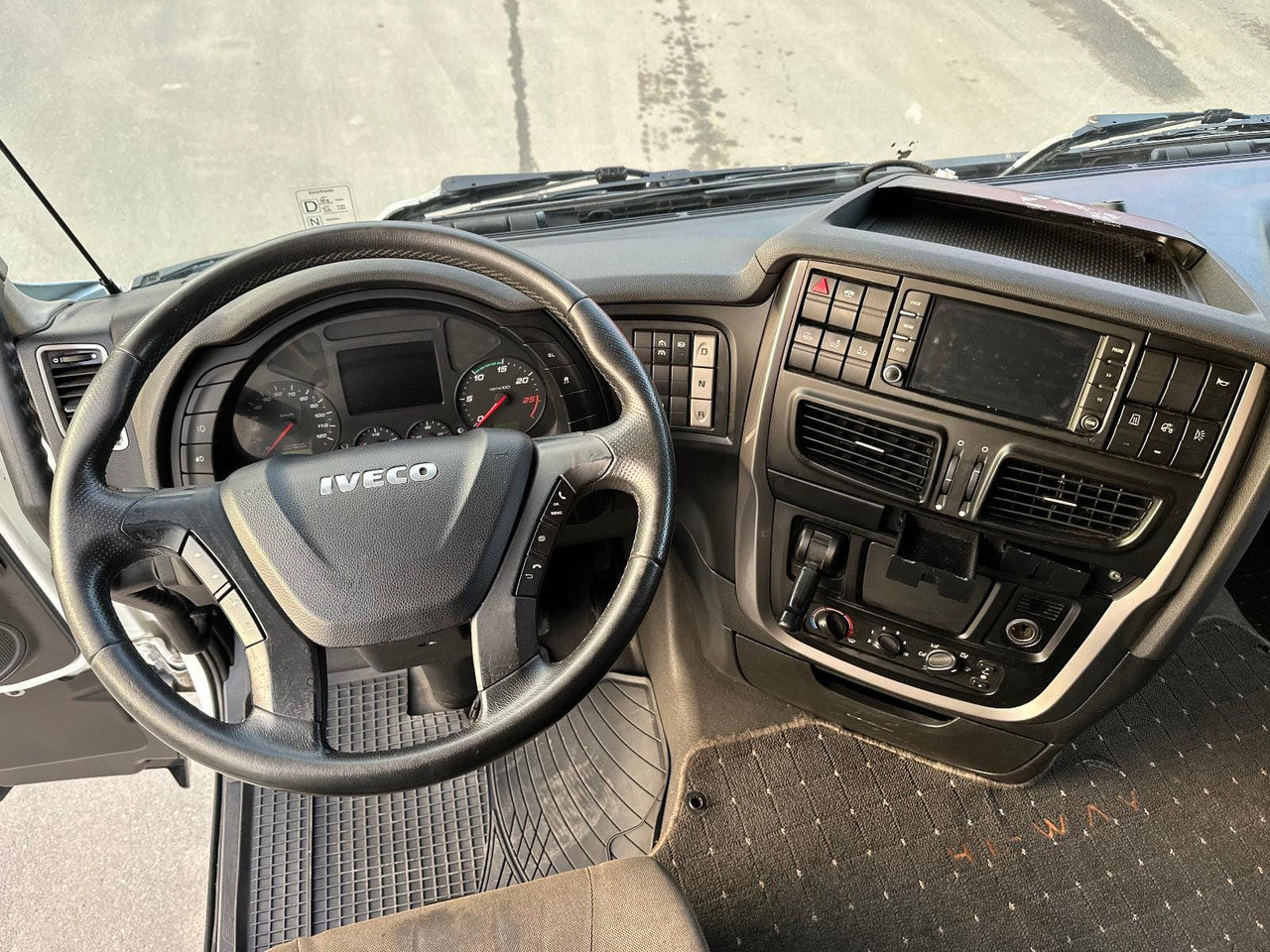 STRALIS 260S42 - Curtainsider truck: picture 5 STRALIS 260S42 - Curtainsider truck: picture 5