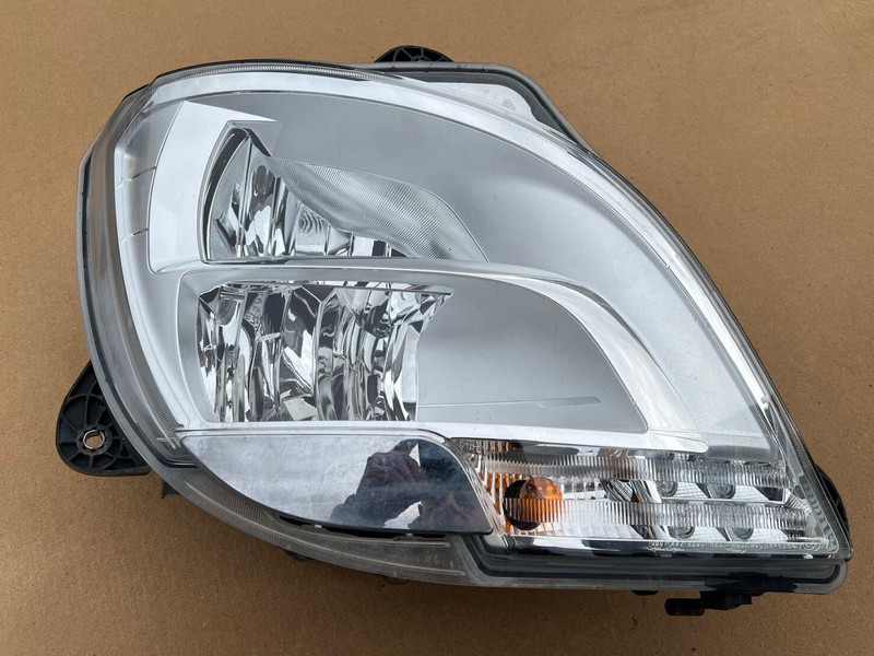 DAF XF106 - Headlight: picture 1 DAF XF106 - Headlight: picture 1