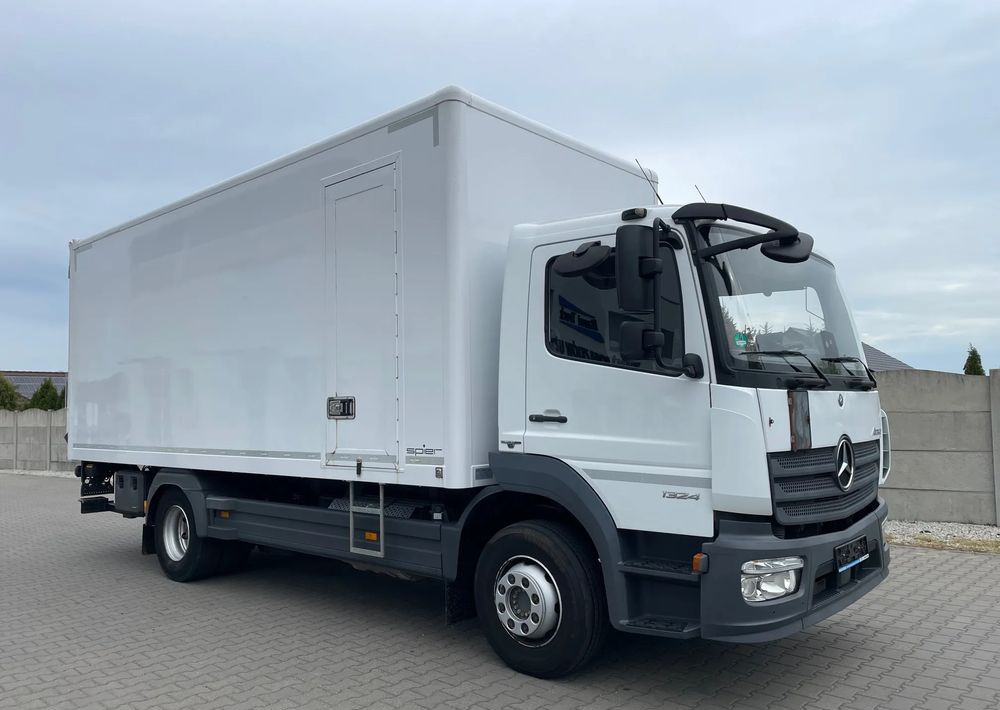 Mercedes-Benz ATEGO 1324/ Ładownośc 7,5 tony/ kontener 6,2m! - Tractor unit: picture 3 Mercedes-Benz ATEGO 1324/ Ładownośc 7,5 tony/ kontener 6,2m! - Tractor unit: picture 3