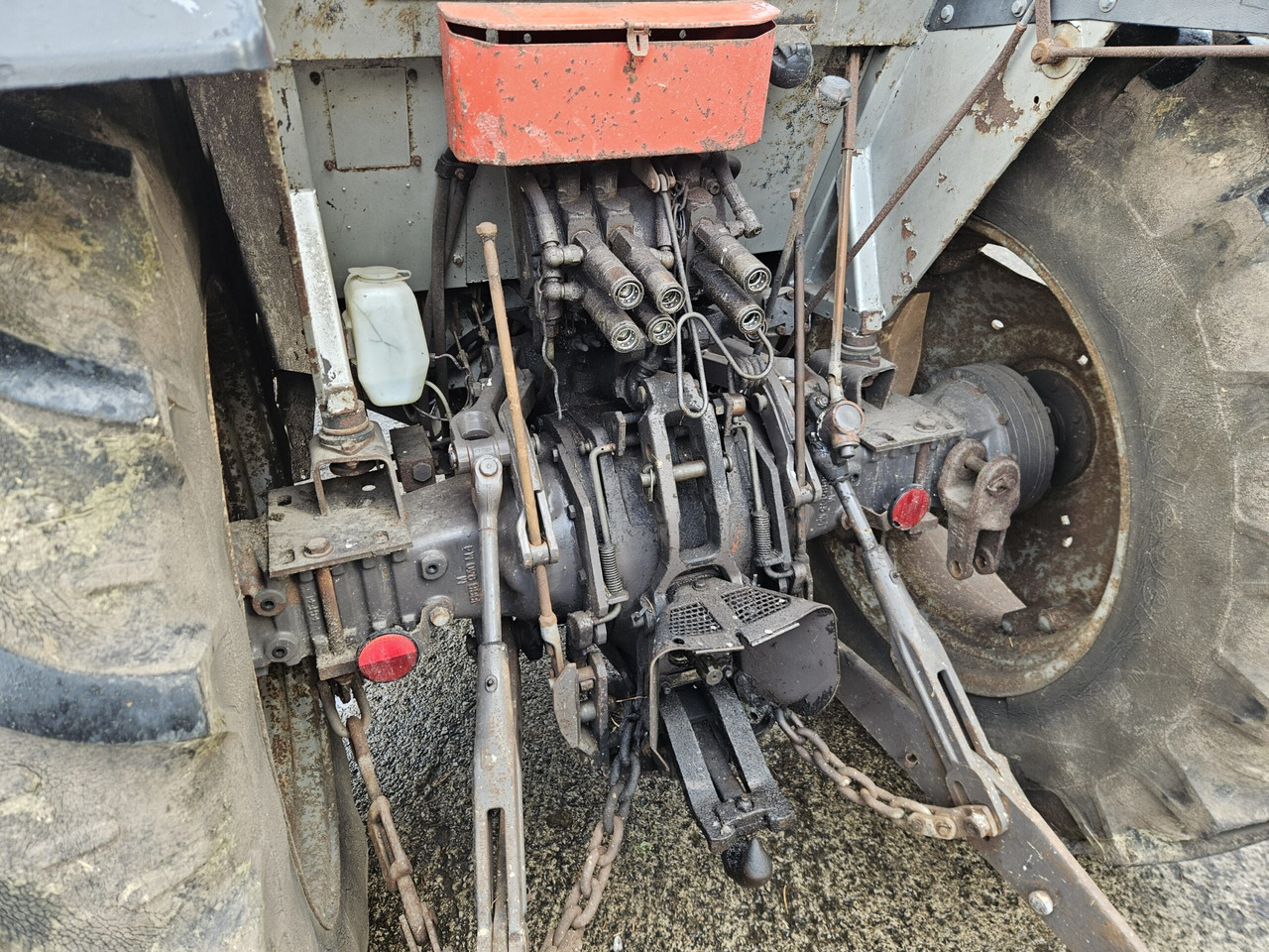 1992 MF 390 2wd, 12/12, showing 3316 Hours - Farm tractor: picture 4 1992 MF 390 2wd, 12/12, showing 3316 Hours - Farm tractor: picture 4