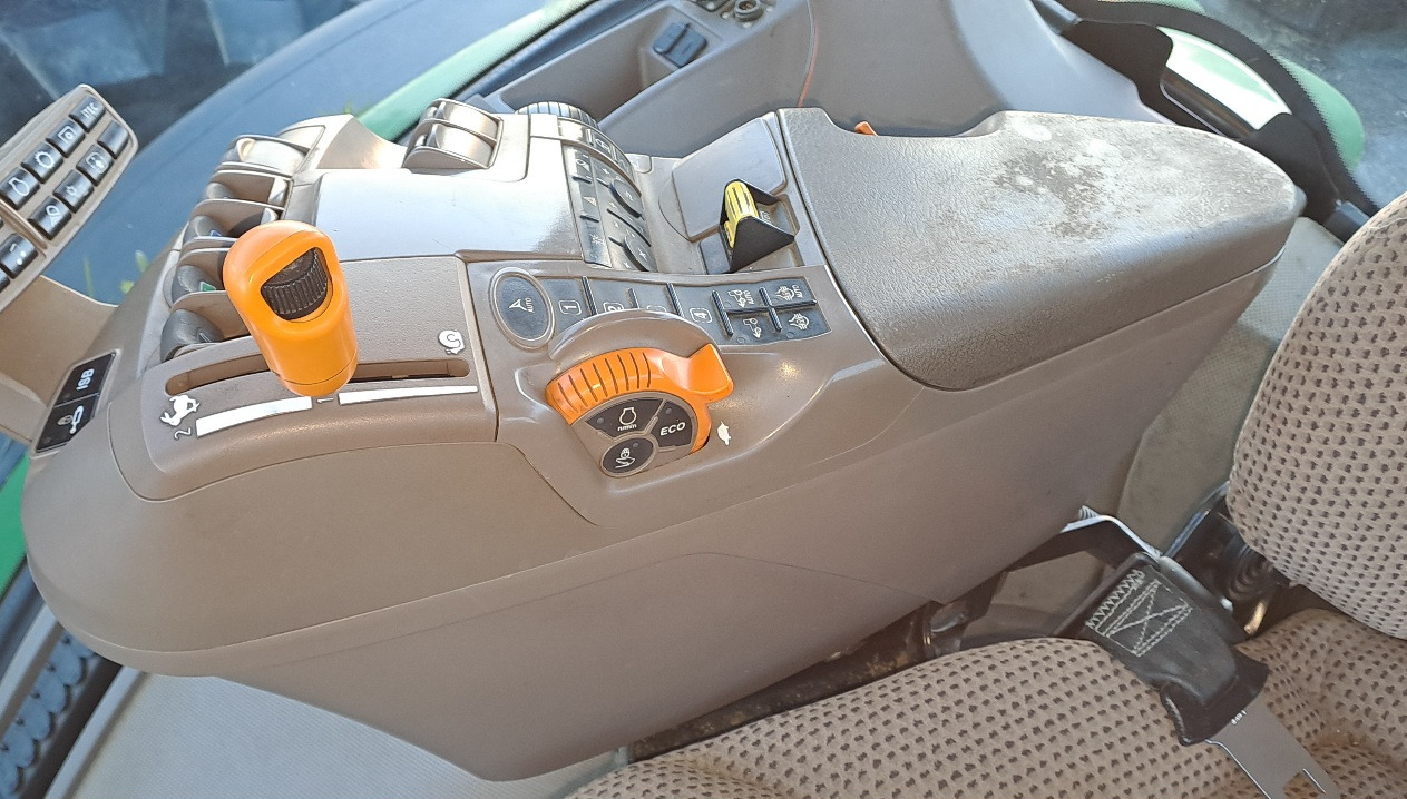 Farm tractor JOHN DEERE 7230R: picture 6