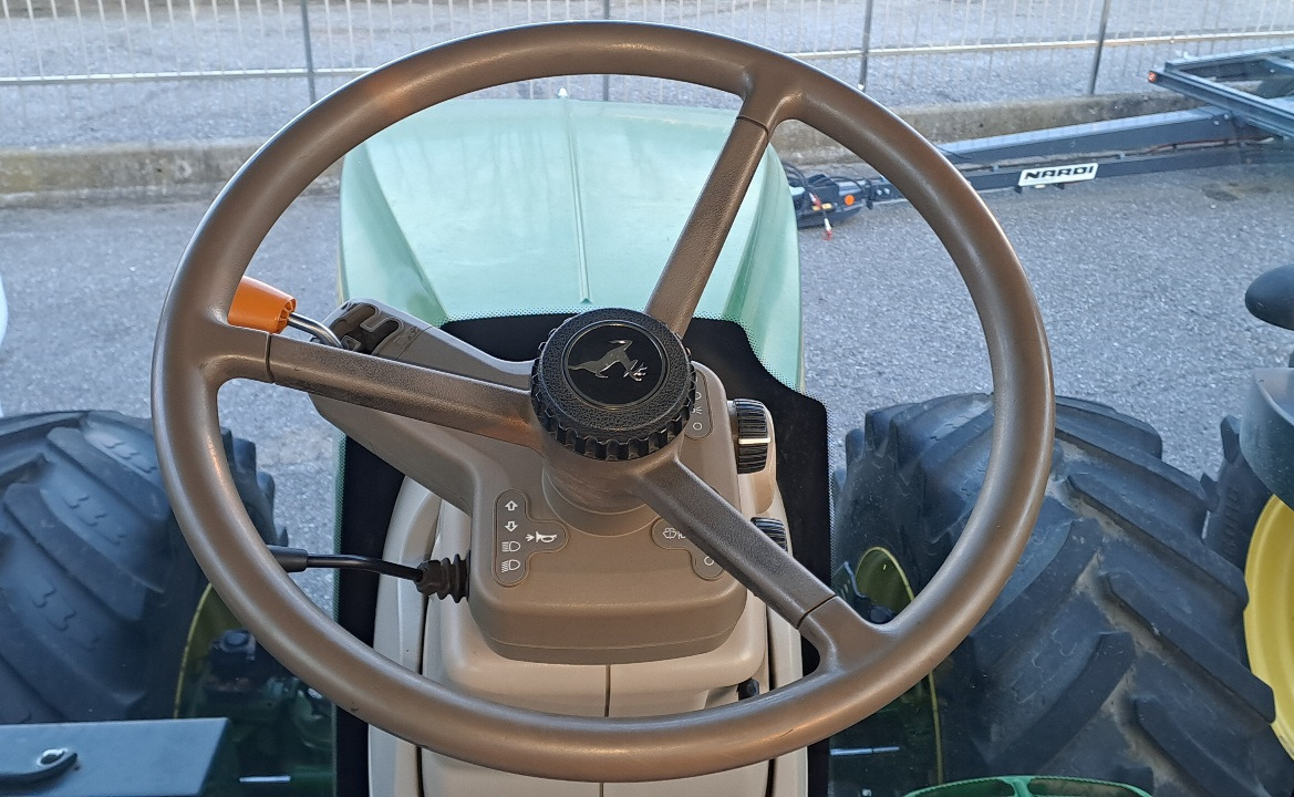 Farm tractor JOHN DEERE 7230R: picture 7