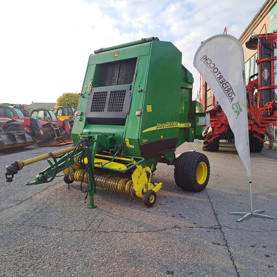 ROTOPRESSA JOHN DEERE 592 - Round baler: picture 1 ROTOPRESSA JOHN DEERE 592 - Round baler: picture 1