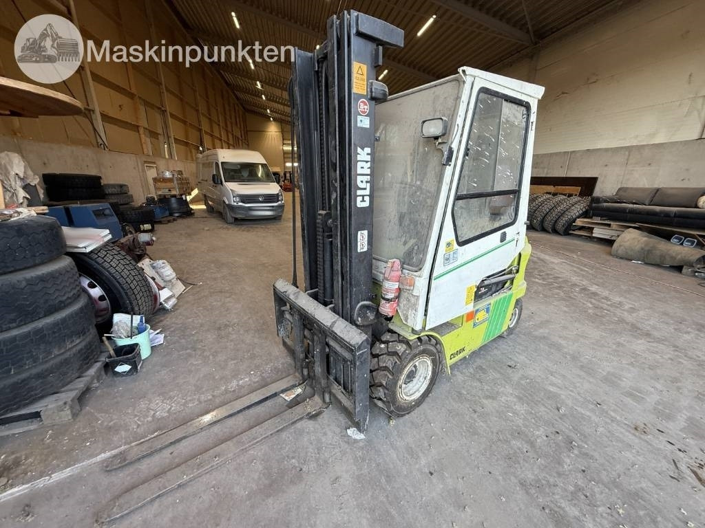 Clark CEM 25  - Diesel forklift: picture 2 Clark CEM 25  - Diesel forklift: picture 2
