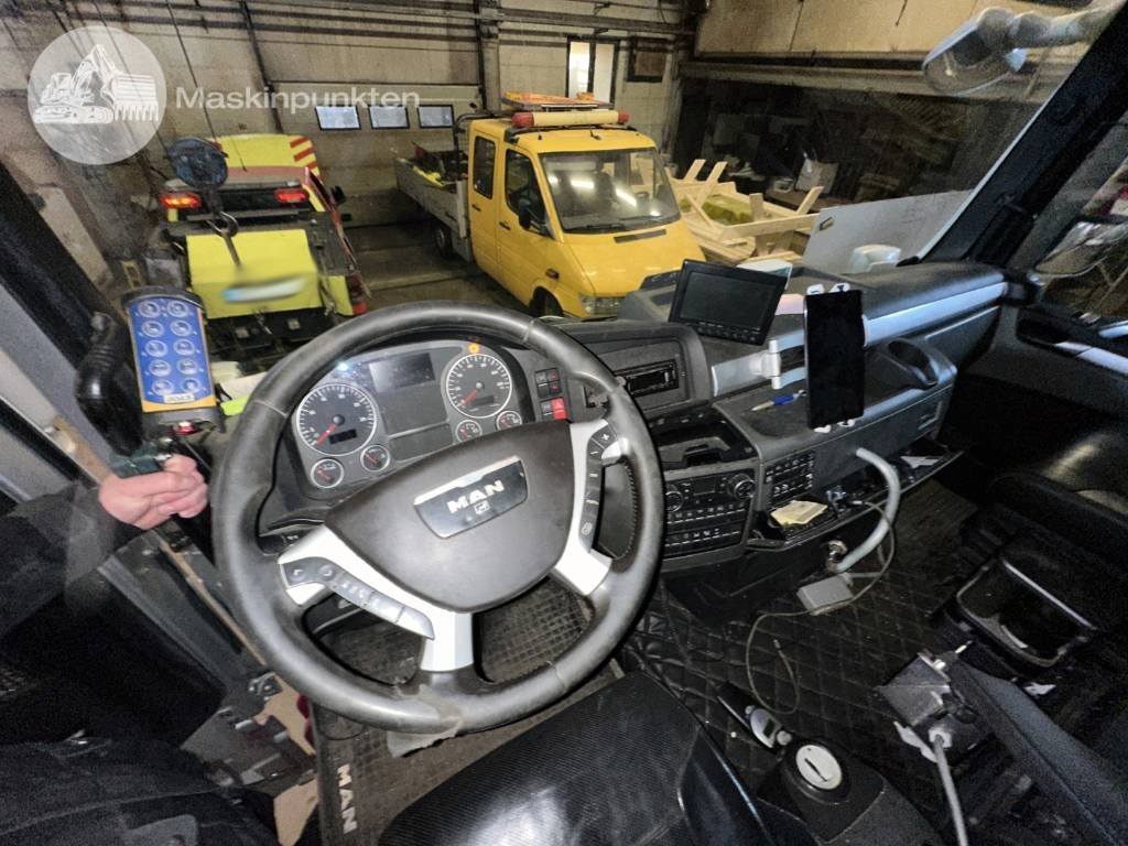 Hook lift truck MAN TGX 35.540: picture 17