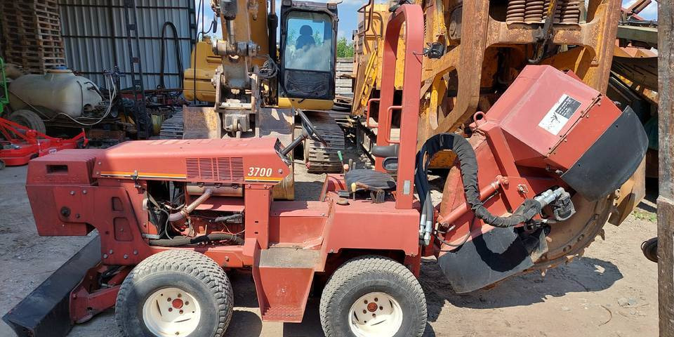 Koparka tarczowa Ditch Witch 3700DD łańcuchowa - Trencher: picture 1 Koparka tarczowa Ditch Witch 3700DD łańcuchowa - Trencher: picture 1