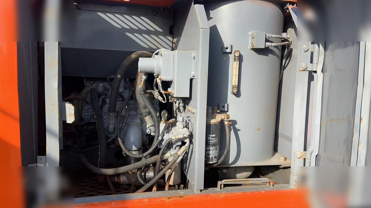 HITACHI EX120-5 - Crawler excavator: picture 4 HITACHI EX120-5 - Crawler excavator: picture 4