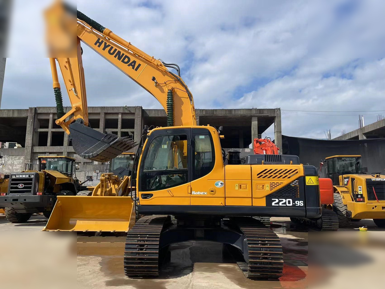 HYUNDAI ROBEX 220 LC-9S - Crawler excavator: picture 1 HYUNDAI ROBEX 220 LC-9S - Crawler excavator: picture 1
