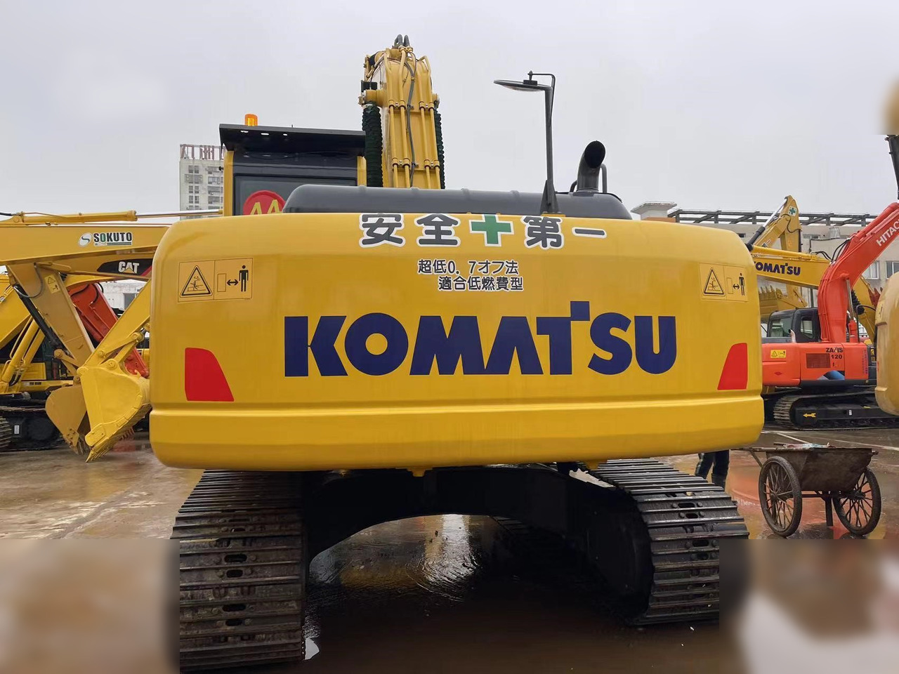KOMATSU PC200-8 - Crawler excavator: picture 3 KOMATSU PC200-8 - Crawler excavator: picture 3