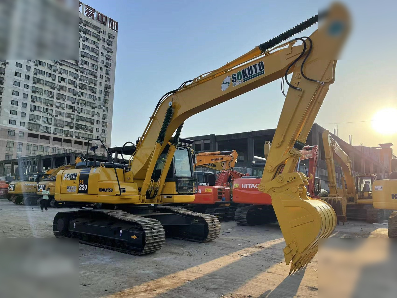 KOMATSU PC220-8 - Crawler excavator: picture 2 KOMATSU PC220-8 - Crawler excavator: picture 2
