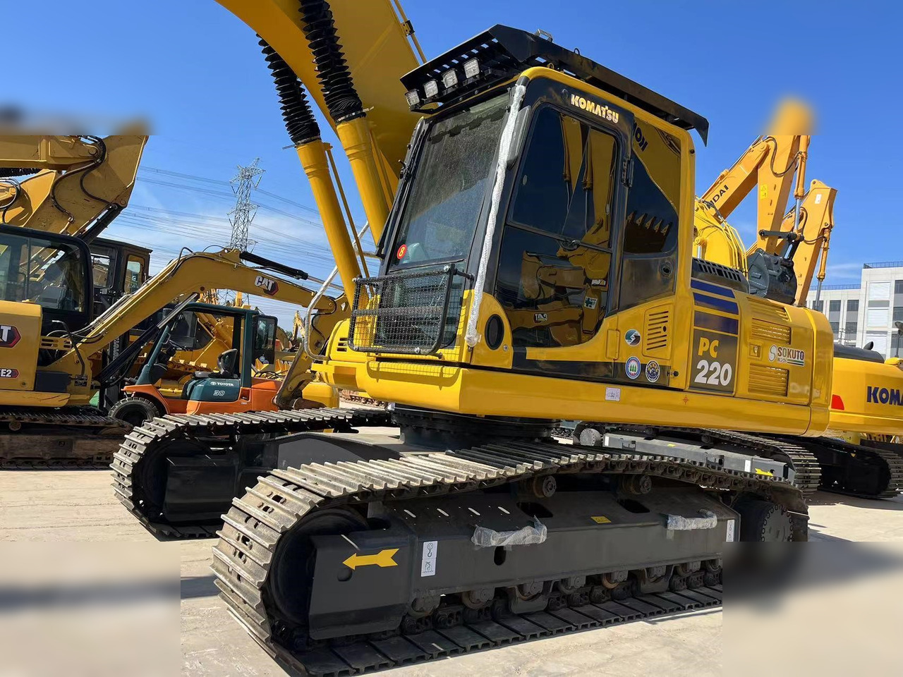 KOMATSU PC220-8 - Crawler excavator: picture 3 KOMATSU PC220-8 - Crawler excavator: picture 3